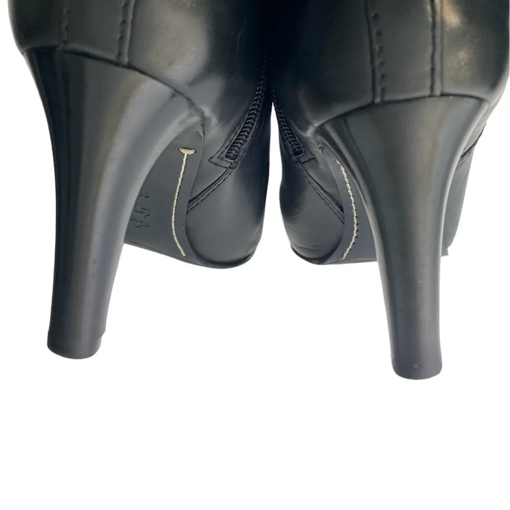 Tory Burch Black
Bristol Equestrian Calf
Leather Ankle Zip Bootie size 10M - Picture 10 of 14